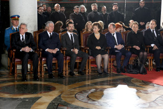 Group people sitting chairs crowd - renaissance oil painting free wallpaper