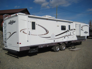 Trailer parked lot building cloudy - a trailer free wallpaper