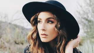 Woman hat desert cactus pose - prima free wallpaper