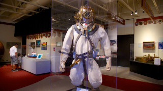 White suit helmet glass case - armor free wallpaper for desktop