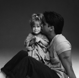 Man girl sitting floor together - little free wallpaper for tablet