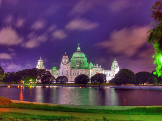 Large building green dome lake - a large building free wallpaper