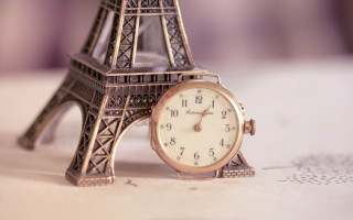 Small clock eiffel tower table - a white table cloth free wallpaper for desktop