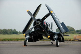 Small airplane propellers airport runway - a small airplane free wallpaper for desktop