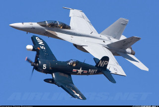 Fighter jets flying side by 2 - the sky together free wallpaper