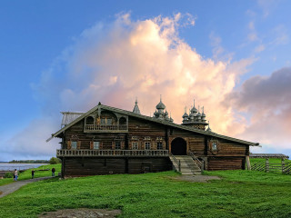 Wooden building grassy field cloudy - a wooden building free wallpaper