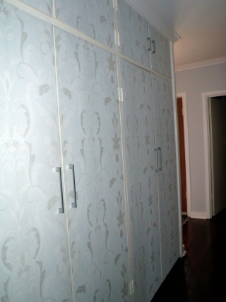 Closet sliding door wallpapered wall - modern free wallpaper for mobile