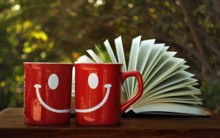 Red mugs smile face open - an open book free wallpaper