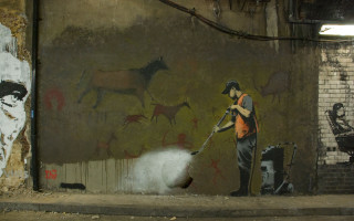 Man spray painting wall animals - banksy free wallpaper for desktop