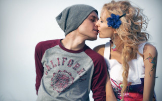 Man woman kissing hat scarf - bálint kiss free wallpaper