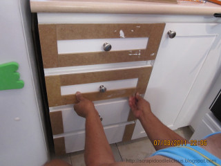 Person putting drawer kitchen cabinet - detail free wallpaper
