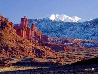 Snowy mountain range blue sky 7 - a blue sky in the foreground free wallpaper