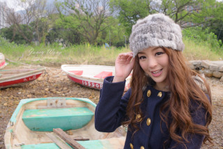 Young woman boat beach hat - a young woman free wallpaper for desktop