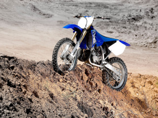 Dirt bike parked hill desert - a dirt bike free wallpaper