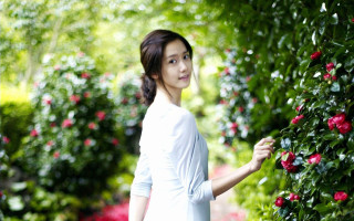 Woman standing bush flowers smiling - chen yifei free wallpaper for desktop
