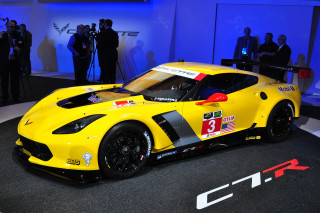 Yellow sports car show people - a car show free wallpaper