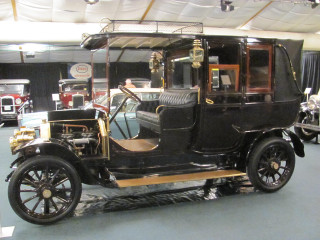 Old model car museum exhibit - gaudy free wallpaper