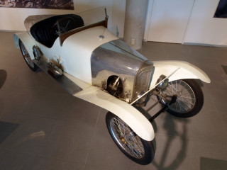 White car museum display futurism - a white body free wallpaper