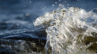 Close up wave hitting rocks - the rock free wallpaper
