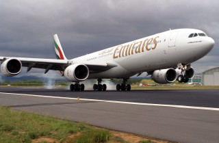 Jetliner takeoff smoke arabesque vfx - gear free wallpaper