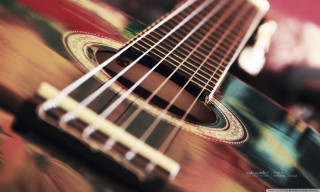 Guitar strings closeup blurry background - shallow depth of field free wallpaper for desktop