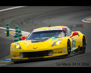 Yellow corvette race track flag - free 3d render wallpaper for desktop