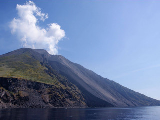 Mountain cloud sky water boat - a cloud in the sky above free wallpaper