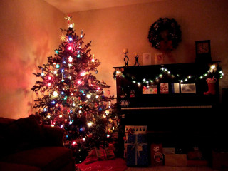 Christmas tree living room fireplace 11 - free christmas wallpaper