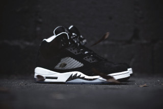 Black white sneakers black surface - a brick wall in the background free wallpaper