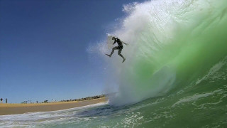 Surfing man ocean sunny day - full round face free wallpaper