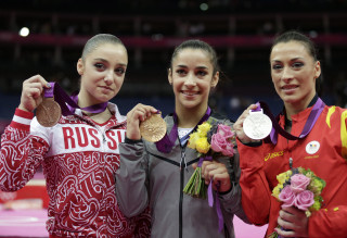 Three women holding medals crowd - socialist free wallpaper for desktop