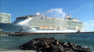 Cruise ship docked water smoke - a cruise ship free wallpaper