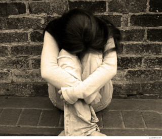 Woman sitting ground head down - her pocket free wallpaper for desktop