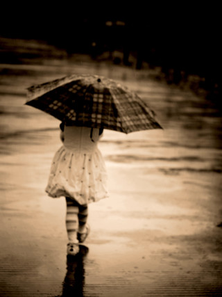 Little girl walking street umbrella - little free wallpaper for mobile