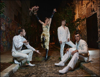 People steps building woman dress - daphne allen free wallpaper