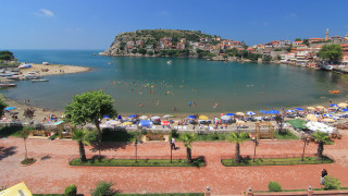 Beach crowded umbrellas hill town - a town free wallpaper