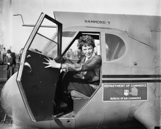 Woman plane hand smiling camera - elaine hamilton free wallpaper