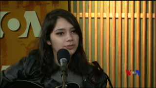 Woman guitar microphone wooden wall - emma ríos free wallpaper