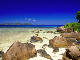 Beach rocks water boat sky - a clear day free wallpaper for desktop