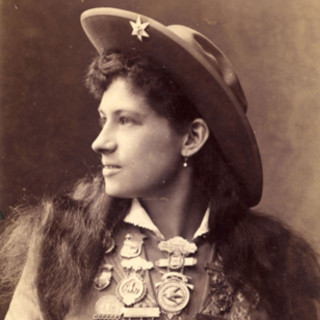 Woman hat dress buttons star - studio portrait free wallpaper for tablet