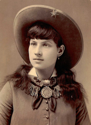 Woman hat fur collar star - bessie wheeler free wallpaper