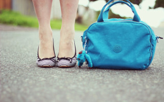 Woman feet blue purse shoes - her shoe free wallpaper