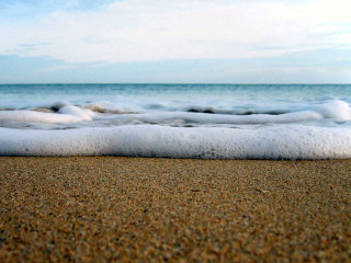Wave rolls in on sand - aquirax uno free wallpaper
