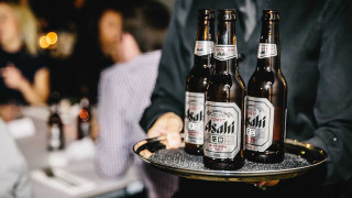 Man tray beer woman tilt - frame free wallpaper