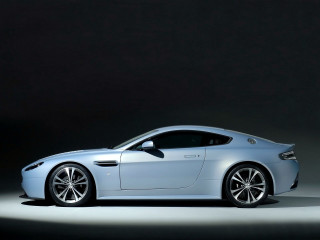 Silver sports car dark room 42 - a spotlight free wallpaper