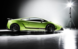 Green sports car spotlight camera - a spotlight free wallpaper