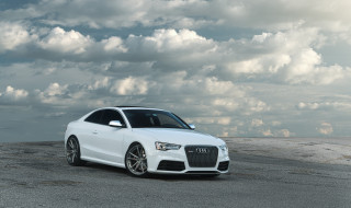 White car cloudy sky horizon - photorealistic lighting free wallpaper