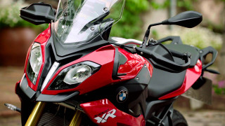 Motorcycle closeup driveway plant background - a driveway free wallpaper