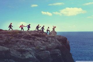 Cliff walking group ocean sunny - blue sky free wallpaper for desktop