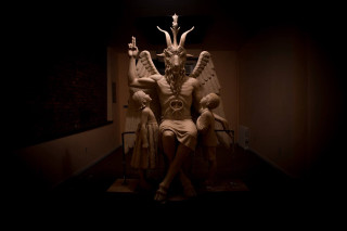 Statue man angels dark room - new sculpture free wallpaper